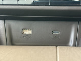電子機器の充電ができるUSBジャックが付いております!