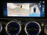 【全方位型モニター】クルマを上空から見下ろしているかのように、直感的に周囲の状況を把握できる全方位型モニター。狭い場所での駐車でも周囲が映像で確認できます。