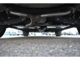 車両後方からの下回りです。マフラー防錆塗装や下回り防錆施工等も可能でございます。