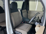 フィット感のあるシート。しっかりと支えてくれるので、長時間の運転を快適にサポートしてくれます。