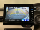 【バックカメラ】運転が苦手な方も車庫入れラクラクです!ギアをリバースに入れれば自動的に切り換わりますので、面倒な操作は不要です♪狭い駐車場もお車を傷つけず安心ですね!