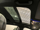 パノラミックルーフで明るい車内と開放感あるドライブをお楽しみいただけます。