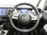 ハンドルの両側に操作ボタンが付いております。運転しながら操作ができるのでとっても便利!