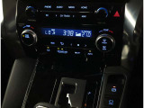 夜間走行でも安心のLEDへッッドライト搭載車です。とても明るく白い光で照らします。この装備も人気のアイテムですね