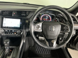 【ハンドル】運転にかかわる様々な操作を安全に行えるように視点移動が少なく操作性に配慮されたスイッチ類が凝縮されたコックピットです。