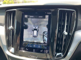 【360&deg;ビューカメラ】4台の高解像度カメラで360度の鳥瞰図を表示。隣の車や壁、死角にある障害物などを画面で確認できるため、狭いスペースでの駐車・出入りも安心です。