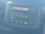オートエアコン機能で設定した温度に自動で調整し快適な車内空間を保ってくれます。