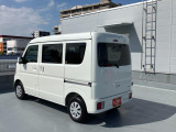 左斜め後ろからの特徴的なフォルム。狭い路地裏でも運転しやすそうな小回りが利くコンパクトボディ♪