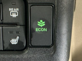 【eコンスイッチ】低燃費運転をサポートするECONモード。スイッチをONすると、エンジンやトランスミッション、A/Cなどを協調制御し、燃費の向上に貢献。エコドライブの効果を高めます。