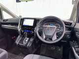 運転席まわりです。 各操作スイッチは使いやすい位置に配置されてます。