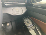 対向車や前走車を検知しながら、必要な部分だけを的確に照らすVW独自のIQ.LIGHT。「見える・眩しくしない・疲れにくい」を高次元で両立しています。