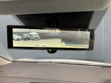 車両後方のカメラ映像をミラー面に投影します。社内の状況や天候に左右されずいつでもクリアな後方視界が得られます。