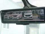 インテリジェント・ルームミラーはルームミラーに、リヤカメラの車両後方映像を表示。世界初の新技術で、荷物や人で見えづらかった後方視界がクリアに!
