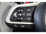 運転中に手を離さなくてもハンズフリー電話や音声認識、オーディオ操作やマルチインフォメーションディスプレイ内の表示切替えが出来るスイッチ付。走行中に視線を逸らさず出来る手元操作は安全運転につながります。
