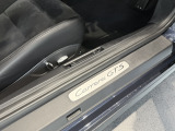 弊社2階のショールームにて約14台の車両を展示しております。色とりどりのポルシェと共にご来場お待ちしております。
