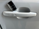 【キーレスエントリー】バッグやポケットからキーを取り出すことなく車にアクセスして、ロックとアラームを設定できます。 毎日の利便性をさらに高める機能です。