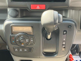 設定した温度に自動調整【オートエアコン】★車内を快適に保ちます♪足元すっきりの【インパネシフト】!