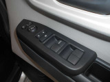 運転席ドアには、電動格納式リモコンドアミラーや、パワーウインドウマスタースイッチがあります。