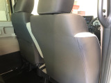 【座席シート】シート後側に便利な収納ポケットがあります。