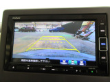バックカメラの画像です。ガイドラインがスムースな車庫入れをサポートいたします。車庫入れの安心感がアップしますね。