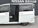 両手が塞がっていても足先をスッと入れてサッと引くだけで自動開閉する「ハンズフリーオートスライドドア(両側)」!両手で荷物や眠ったお子様を抱えていてもドアハンドルに触れずにスマートに開け閉めできます♪