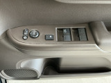 運転席のスイッチで全てのウィンドウの開閉操作を行うことができます。ロックボタンをONにしておくと、運転席以外のウィンドウは作動しないのでお子様を乗せているときなども安心ですね♪