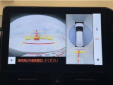 真上から見下ろしたような視点で車とその周囲を確認出来る画面と、車両後方を映し出すバックモニター画面の2つを表示してくれます。