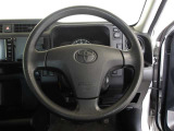 快適な操作性の運転席、ハンドルも綺麗に清掃済みです。もちろん安全を守るエアバッグも装備しているので安心してお乗りいただけます。