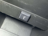 充電用USB端子付き。スマートフォンなどの充電に便利です。