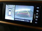 【パノラミックビュー】・・・車両の前後左右に搭載した4つのカメラにより、クルマを真上から見ているような映像を表示。運転席から確認しにくい車両周囲の状況を把握できます。