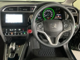 【ハンドル】運転にかかわる様々な操作を安全に行えるように視点移動が少なく操作性に配慮されたスイッチ類が凝縮されたコックピットです。