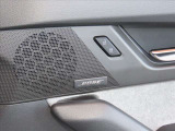BOSEサウンドシステムを搭載しておりますので運転中も心地の良いサウンドをお楽しみいただけます♪車内のの反響音を搭乗員の耳元に集め、まるでライブ会場にいるような「センターポイント」機能が秀逸です♪