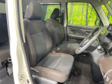 運転席まわりには十分なスペースがあり、大柄な方でもゆったり運転していただける環境です。