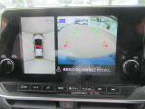 【アラウンドビューモニター装備】 バックカメラによる後方の確認だけでなく4つのカメラで真上から見ている様に周囲360度を写し出し、自車周辺の詳細な状況を確認出来ます。狭い場所での取り回しも安心です。