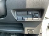 運転席右側に各種スイッチが集約されています!!