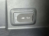 充電用USB端子付き。スマートフォンなどの充電に便利です。