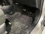 内装工程では、中古車を気持ちよくお乗りいただけるよう清掃しております。シートの洗浄はもちろん、ニオイの元となるフロアカーペットまで洗浄・消臭を実施。