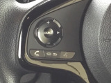 ステアリングのスイッチで通話操作が可能。手を離さずに使えるので安心して運転できます。