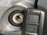 【キーレス】少し離れた場所からでもボタン一つでドアの開錠・施錠ができるのでとっても便利!ドアの鍵穴周りに傷をつけることもありません♪