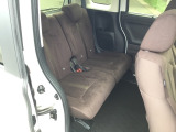 スライドドアだから、隣の車との距離が近い駐車場でも安心。チャイルドシートへの乗せ降ろしや、大きな荷物の積み込みもストレスなく行えます。