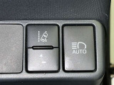 オートマチックハイビームとは、先行車や対向車のライトを認識し、ハイビームとロービームを自動で切り替える機能です。夜道の視界を確保します。詳細は販売店スタッフまでおたずねください。
