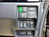 パワースライドドアの開閉はスマートキーのリモコンやドアノブは勿論、運転席側のスイッチ操作でも開閉ができ、安全・簡単です。