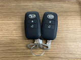 【スマートキー】 スマートキーを携帯していれば、ドアハンドルのボタンを押してロックの解除ができ、パワースライドドア(左側)もワンタッチで開閉できます。