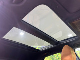 【大型サンルーフ】車内の解放感が一気に上がる大型のパノラマルーフ!季節を問わず開放的で快適なドライブをお楽しみいただけます。流通量も少なく希少価値の高い人気の装備です♪