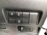 【両側電動スライドドア】狭い場所でもドアを全開にでき、チャイルドロックを使っても運転席のスイッチを操作するだけでドアの開け閉めが可能です。小さなお子様でもボタン一つでスライドドアの開閉可能です。