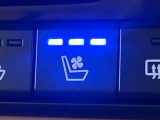 【シートヒーター&ベンチレーション】夏場は涼しい風でお尻や背中の熱やムレを防ぎ、冬はエアコンよりも早く温まってポカポカに!季節を問わず快適に過ごせます。