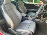 人間工学に基づいて設計されたシートは車のもっているドライビングフィールを存分にドライバーに伝えてくれるクオリティの高い仕上がりとなっています。