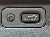【パワーバックドア】スマートキーや運転席のボタンを押すだけでリアゲートが自動で開閉します!荷物を持っている時や、高い位置にあるバックドアを閉める際に便利な機能です♪