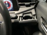 運転席側前部にドリンクホルダーあります♪運転中でも手が届きやすい位置にあって使い易いです♪