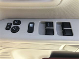 電動格納式ドアミラー付き。 狭い駐車場へ停めた時に、ボタン1つで左右のミラーをたたむ事ができます。